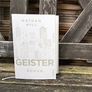 Der starke Debütroman von Nathan Hill im gemischten Doppel: Gastautor Florian fand das Buch langatmig, ich dagegen packend. Die Doppelbesprechung heute bei www.saetzeundschaetze.com 
#books #bookstagrammer #bookstagram #literature #readabookday #instagram #bornintheusa