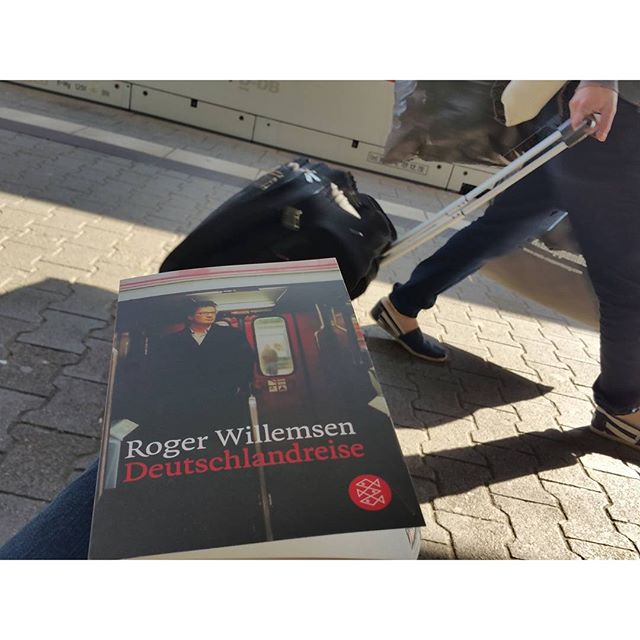In-einem-Zug-Lesung.
Ich mit Willemsen auf Deutschlandreise. 
#books  #bookstagram #literature #travel