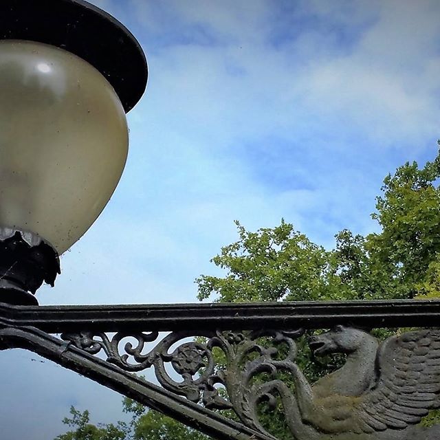 Vielleicht kommt heute ein leuchtender Herbsttag?
#berlin #berlinstagram #lampwednesday #leuchte #lampen #lampenmittwoch