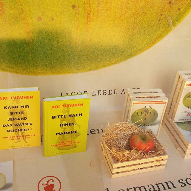 An apple a day and a book keeps the doctor away.
Schön fruchtiges Schaufenster bei Literatur Moths.
#windowsshopping #literature #books #lesen #reading #readabookday #instagram #bookstagram #munich #bavariancities #münchen